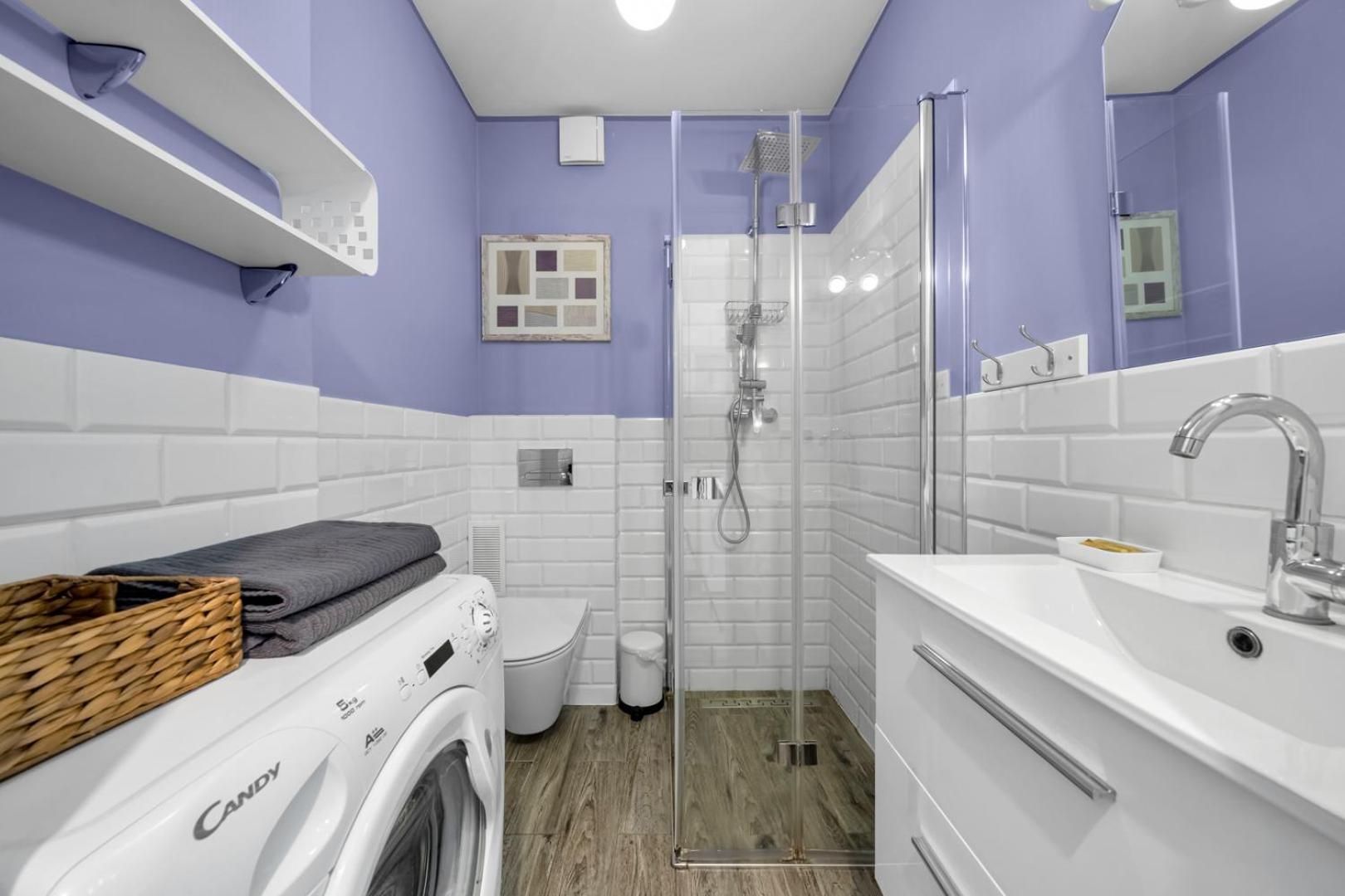 - Parks & Metro Nearby - By Rentujemy Appartement