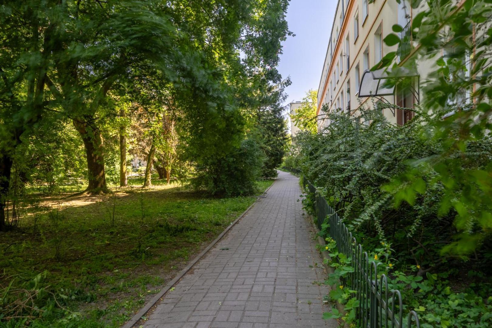 - Parks & Metro Nearby - By Rentujemy Appartement